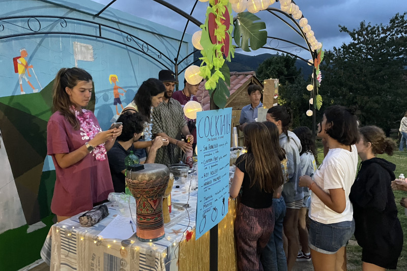 Campamento adolescentes fiesta hawaiana