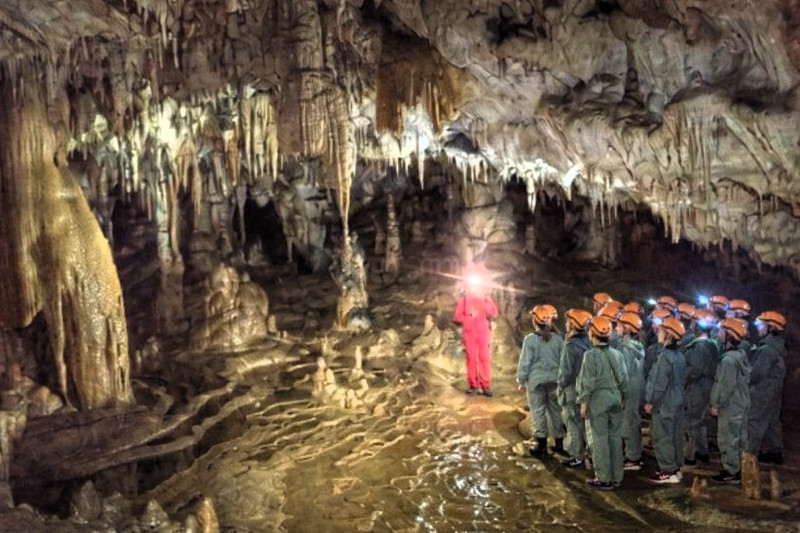 Espeleologia en campamento multiaventura Asturias julio