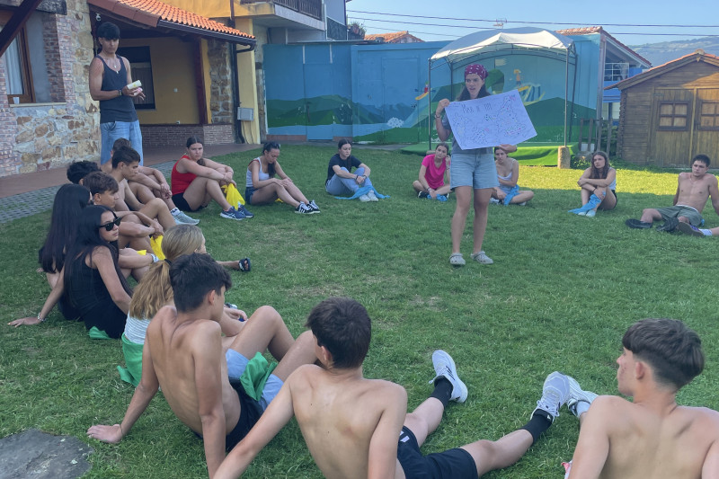 Grupo Campamento Adolescentes en circulo 