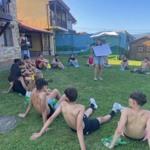 Grupo Campamento Adolescentes en circulo 