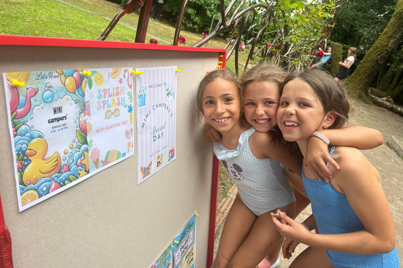 Niñas felices mini campers