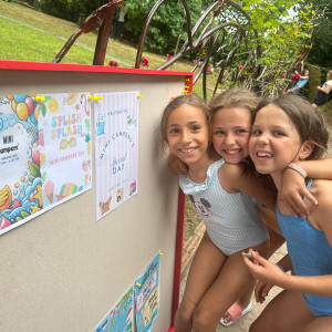 Niñas felices mini campers