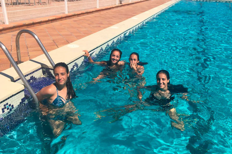 1554804044-grupo-de-chicas-en-la-piscina-del-campamento